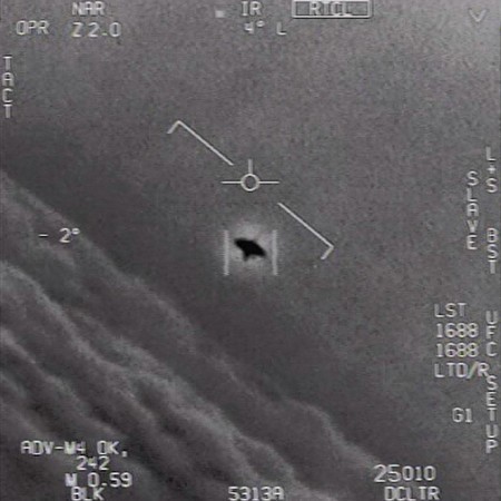 米国防総省が２０２０年４月２７日に公開した、海軍機パイロットが撮影した不審な飛行物体の映像